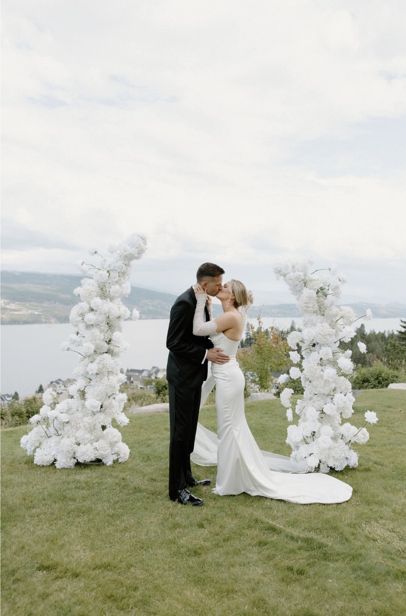 Shelby and Kyle at their Okanagan wedding ceremony